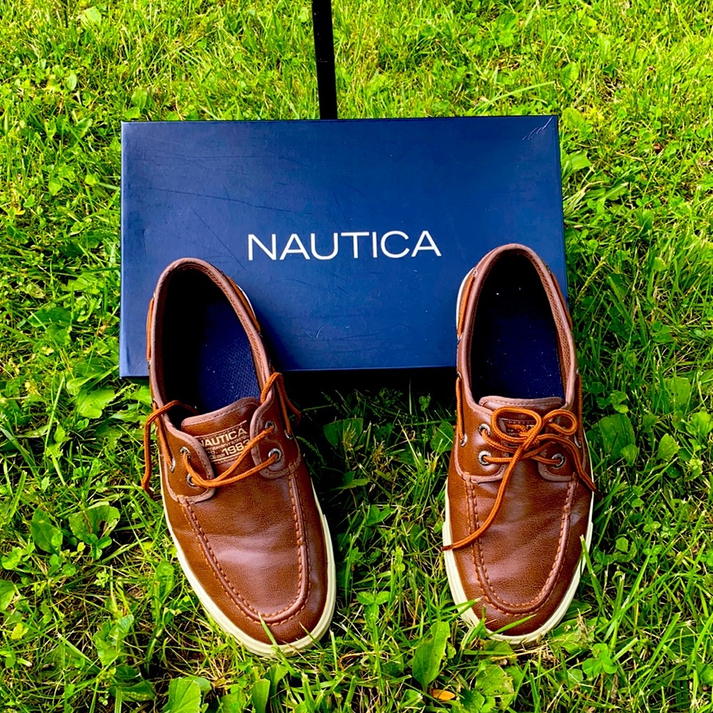 *Preowned - Nautica boat shoes. Size 8.5